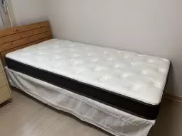 옆으로 자는 편이라 어깨가 아파서 매트를 바꿔봐여겠다 