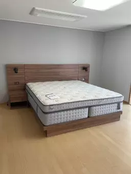 이번 신혼 침대로 녹턴 적당푹신 라지킹으로 구매했어요.