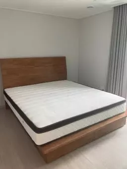 침대 프레임은 깔끔하고 원목이라 튼튼해서 아주 만족스러
