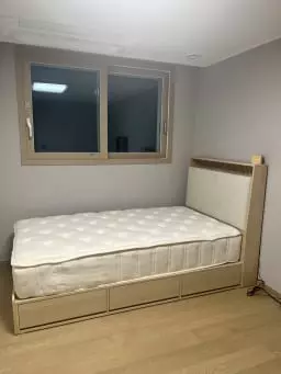 새집으로 이사하면서 온가족 모두가 침대매트리스와 프레임