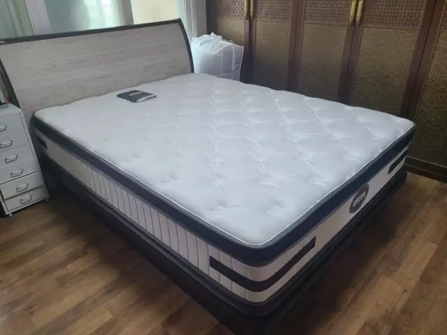 너무 푹 꺼지는  푹신함이 싫어서 약간 하드한 제품으로