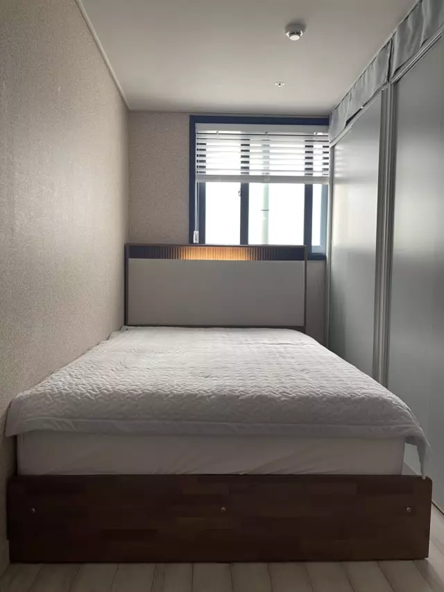 멀바우 컬러에 베이지색 패브릭 찰떡이에요!! 강남 쇼룸