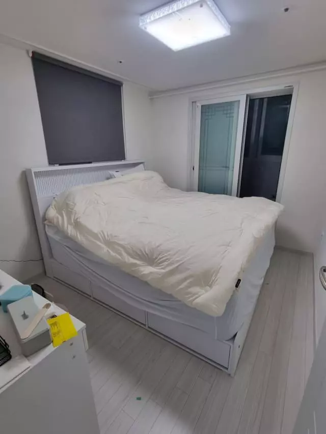 라지킹 사이즈로 구매했어요 ㅎㅎ 방이 좁아서 꽉차긴하지