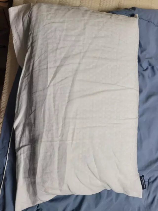 배게가 너무 시원하고 밤대편으로는 따뜻한 솜 느낌이나서