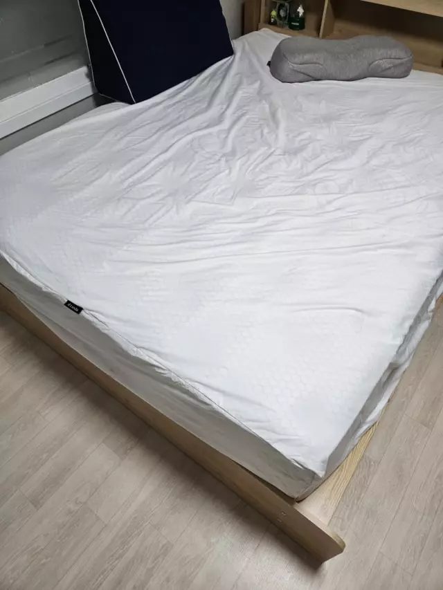 기존에 슈퍼싱글 침대를 쓰다가 이사하면서 모처럼 넓고 