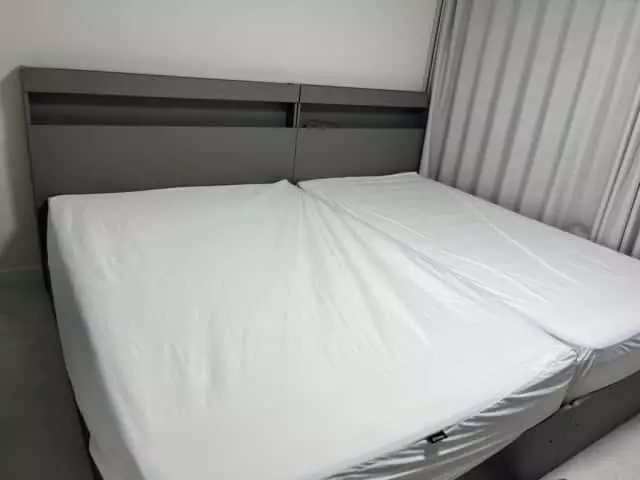 아이2명과 성인 2명  네식구 안방에서 사용할 침대를 
