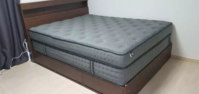 9일날  기다리던  침대를  받고 바로 사진찍어서  올