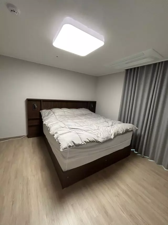 헤너건 다크브라운 프레임과 조합이 좋습니다.
구입선물로