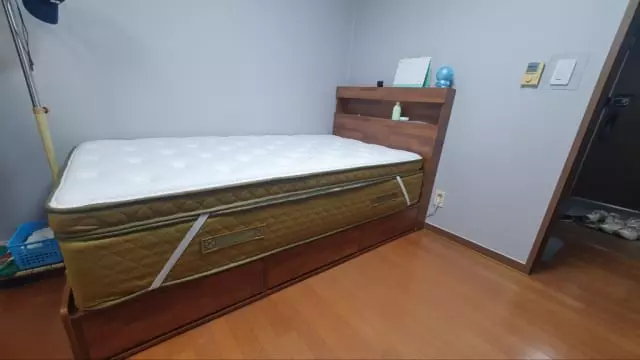 매트리스가 일반 매트리스보다 높아서 공중에 떠있는 기분