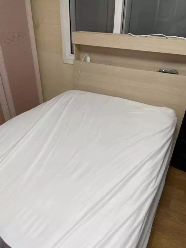 오래 쓰던 침대를 버리고 바닥생활을 하다가 지인의 소개