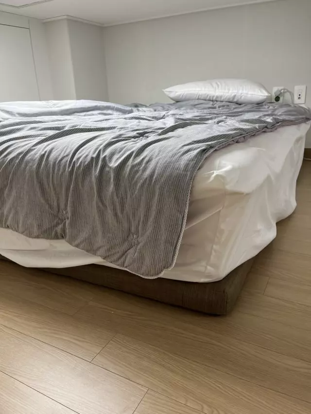 이번에 새로 이사하면서 침대를 들이게 되었습니다. 인터