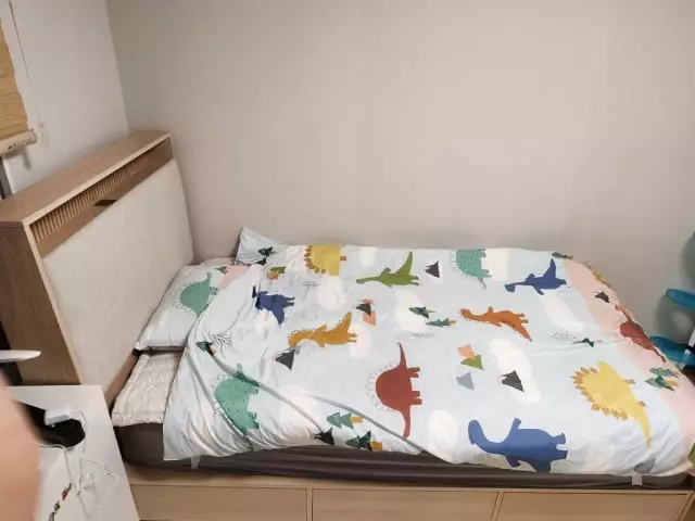 아이 첫 침대로 매트리스랑 침대프레임 세트로 해줬어요.