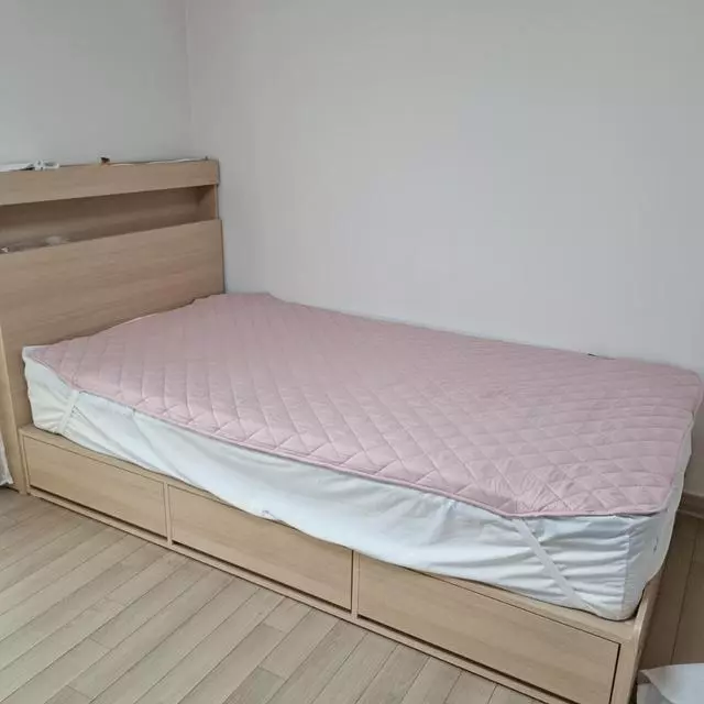 혼자계신 엄마가 그동안 제가 쓰던 침대에서 지내셨어요.