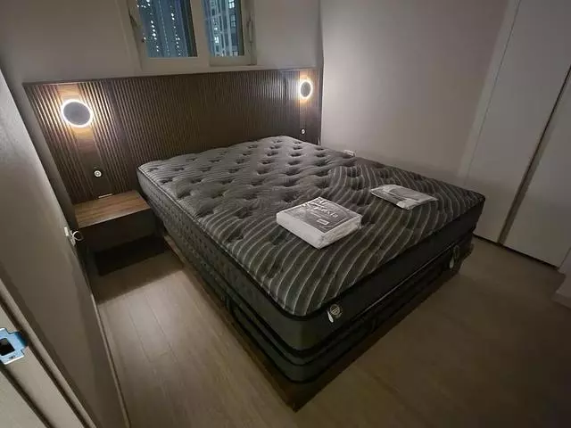 폼생폼사라 침대 양쪽에 전등이 달린 협탁을 두기로 마음