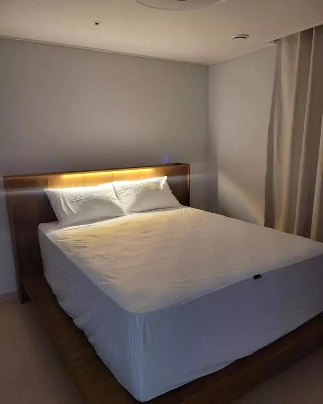 두달동안 침대 어디서사나~~고민하다가 지쳐서 바닥에서 