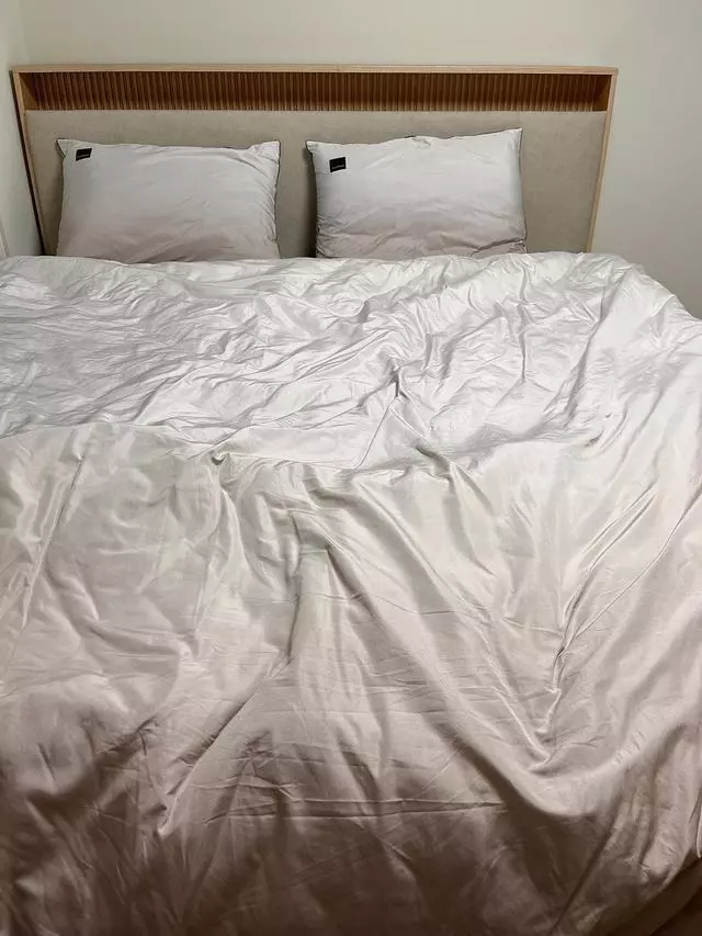 신혼침대로 장만하게 되었어요. 매장에서 직접 누워보고 