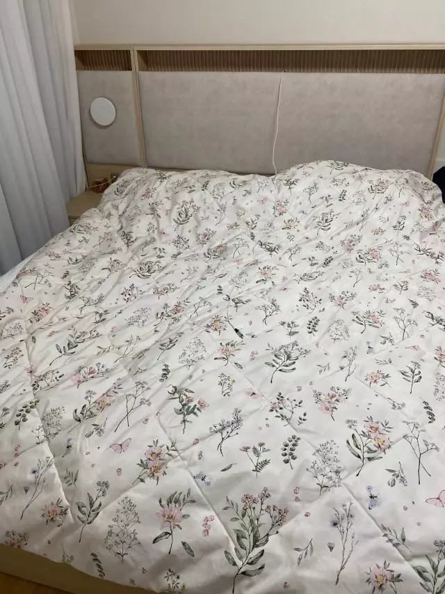 이뻐요. 협탁은 양사이드에 두고 싶었으나 사이즈가 나오