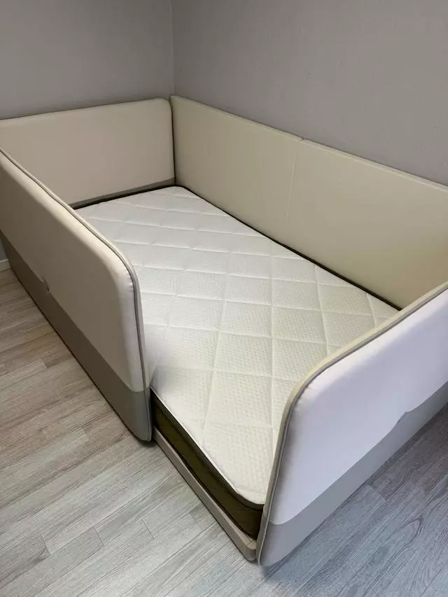 아기가 태어나서 계속 원목침대 사용을 했어요 뒤집기를 
