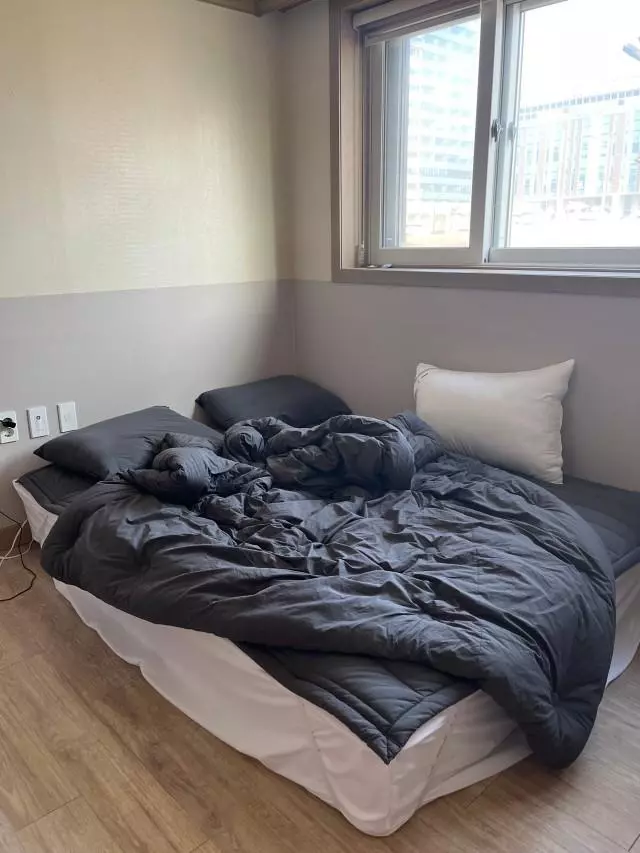 아직 매트리스 프레임이 안와서 바닥에 놓고 쓰고있는데 