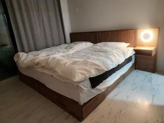 창원 베스트 쇼룸에서 모든 침대를 누워보고 다른 브랜드