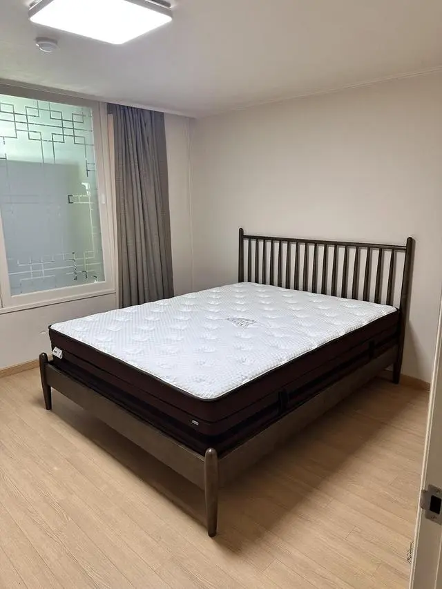 침대에 앉았을 때는 하드하고 누웠을 때는 너무 딱딱하지