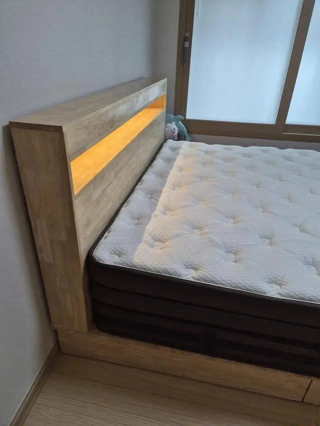 이사하면서 기존 쓰던 퀸사이즈 침대에서 더 큰 침대로 