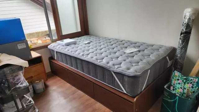 실제 색감이 너무 멋지네요. 매트리스커버로 덮기에 아까