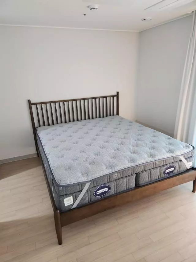 정말 만족스럽습니다.
허리가 안좋아서 푹 꺼지는 건 싫