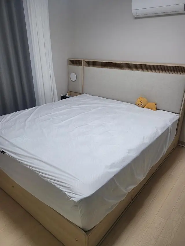 마침 이불커버도 세탁한 날이라
방수패드만 깔려있는 상태