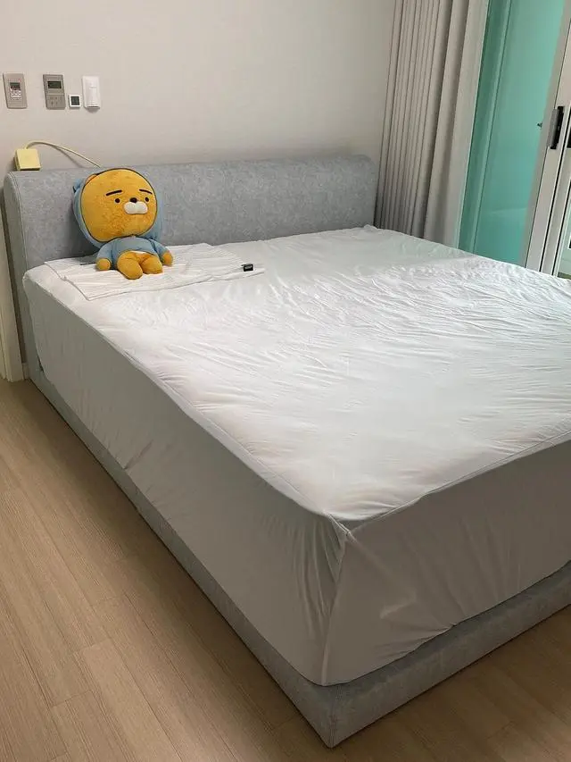 새로운 아파트 입주하게 되어서 침대를 정말 많이 알아보