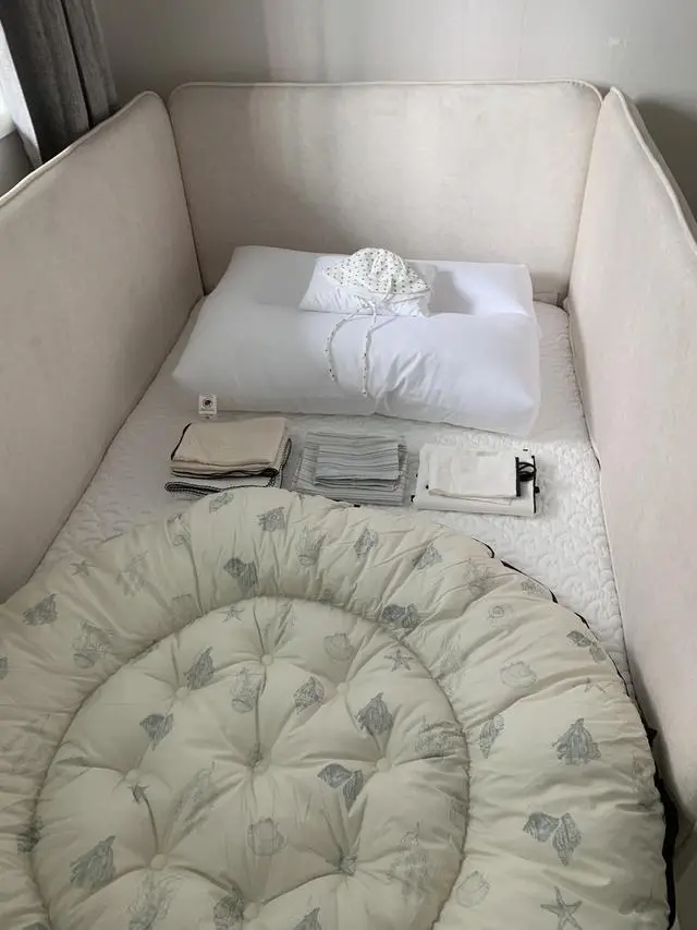 매트리스가 푹신함 보다는 단단한 느낌입니다. 아기가 사