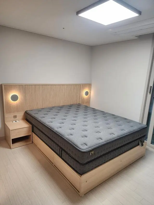 너무 기대했던 신혼집 신축 아파트에 침대가 들어왔네요 