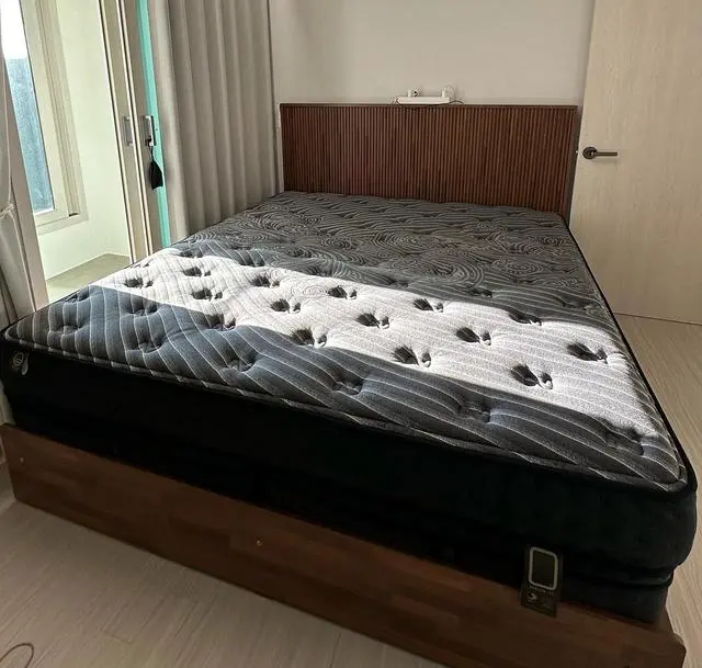 결혼을 앞두고 큰 사이즈 침대를 알아보던 중, 
비슷한