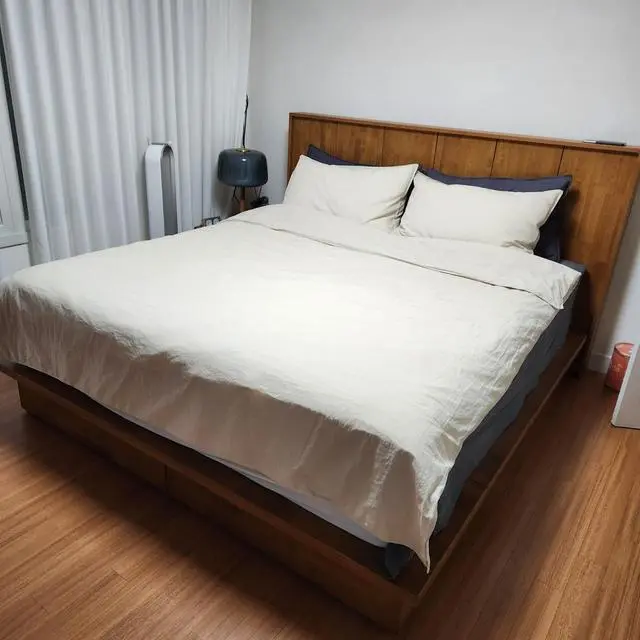 침댜프레임 큰 사아즈로 맞추고 방이 답답할까 걱정했는데