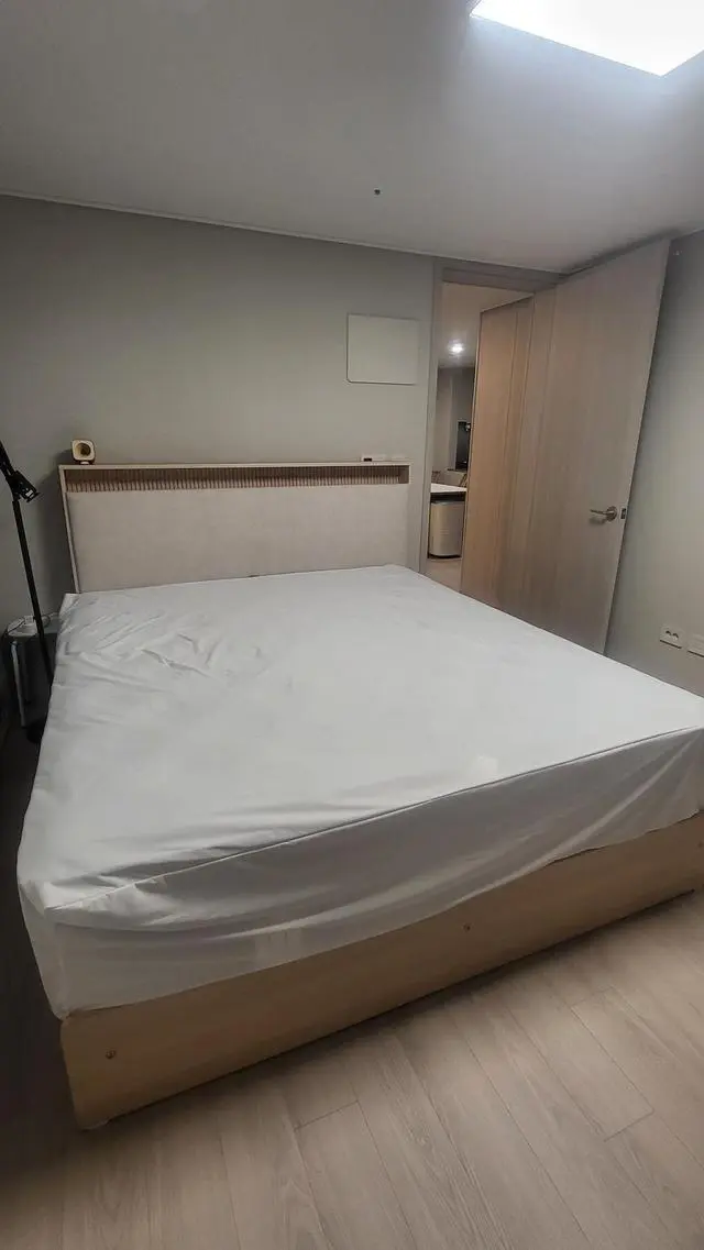 이번에 이사하면서 가구를 싹 바꾸면서. 안방 침대와 아