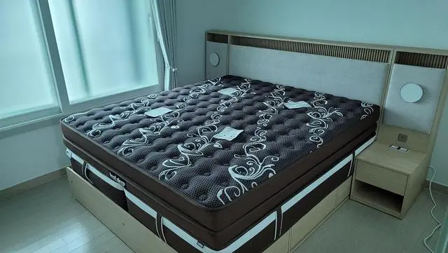 안녕하세요.

침대에서 뒹굴 거리기를 좋아하는 저와 짝