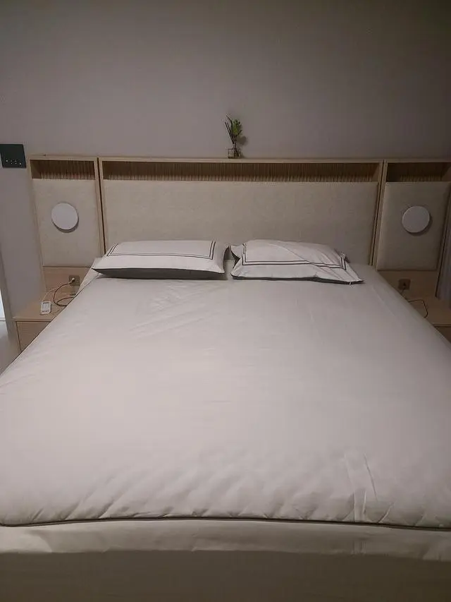 결혼을 하면서 이곳저곳 침대를 알아보다가 브랜드리스 모