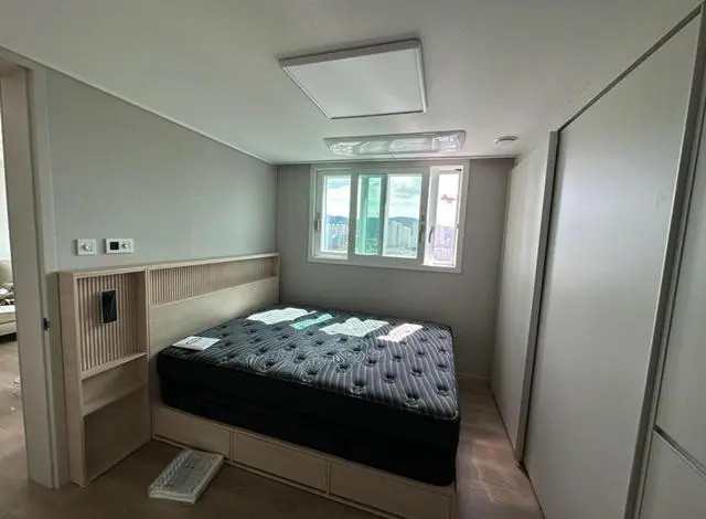 새집으로 이사오게 되면서 오라쓰던 침대를 바꿧어요~~
