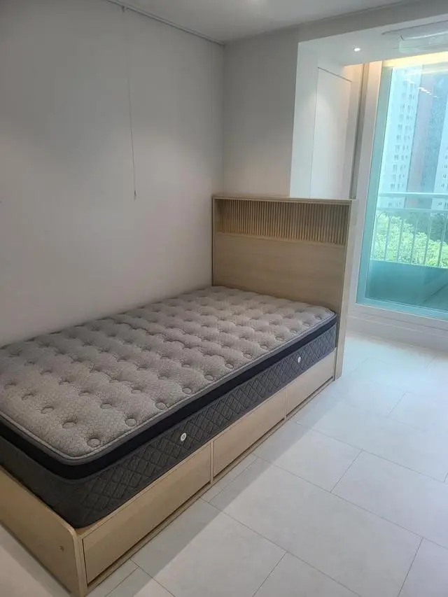 아이가 사용할 침대를 새로 샀습니다.

이사가면서 부부