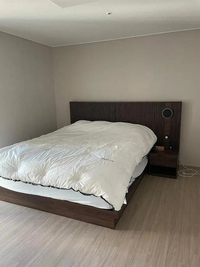 신혼가구로 침대를 알아보던 중에 여기저기 발품팔고 다니