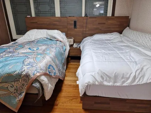 엘라비아g5 싱글 두개와 지미프레임,협탁 조합하여 구매