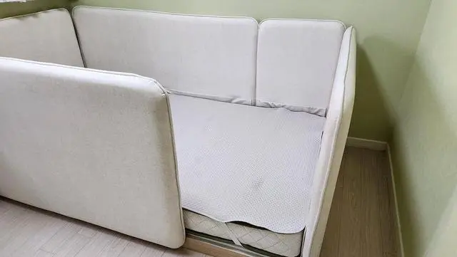 아기가 백일 즈음 되면서 아기침대가 비좁아져서 아기침대