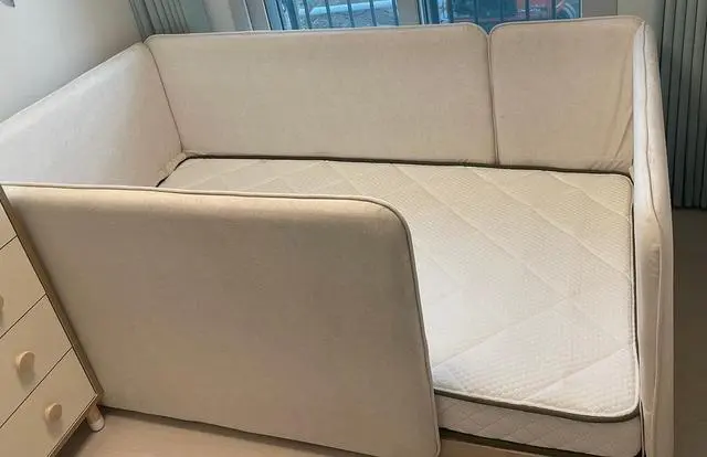 아기가 이제 잡고서면서 기존에있던 범퍼침대는 위험하다고