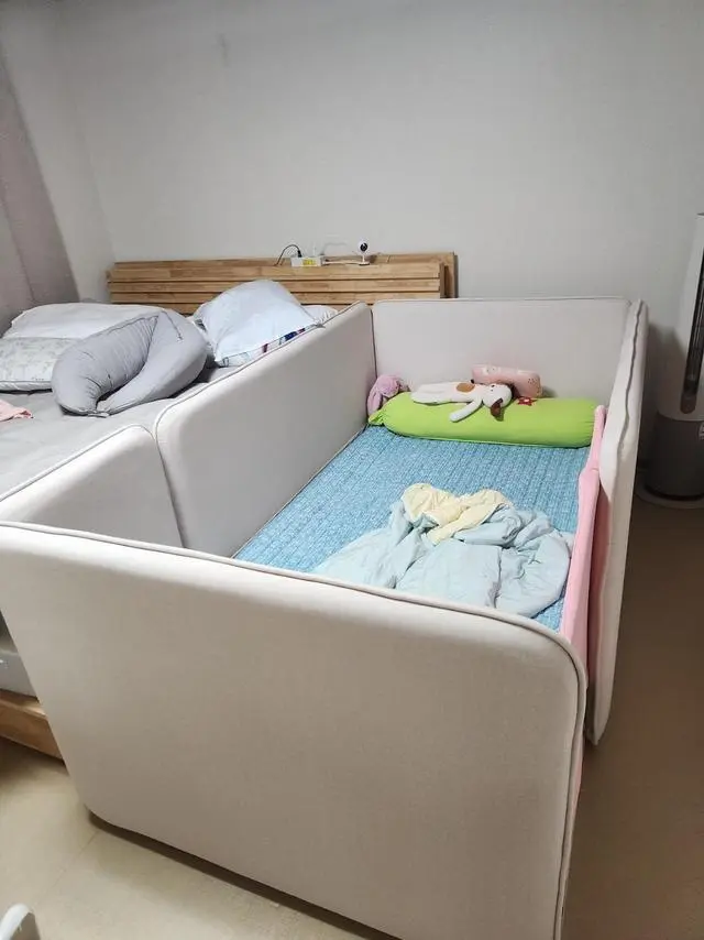 태어나서부터 아기침대를 사용하다가 이젠 돌이지나 걸어다
