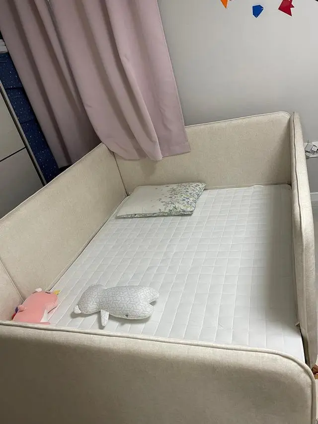 아기 범퍼침대를 사용하다가 좀 더 큰 저상형침대로 바꾸