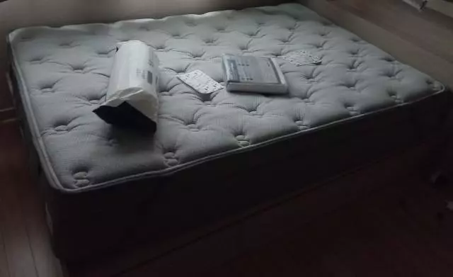 푹신푹신하고 좋습니다! 매트리스 커버랑 베개도 추가로 