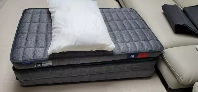 거실서 자려고 구입했어요
양면 사용에 접이식이라 너무 