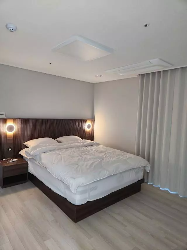 호텔 처럼 침실을 꾸며두고 싶었는데 넘 잘 선택 한거 