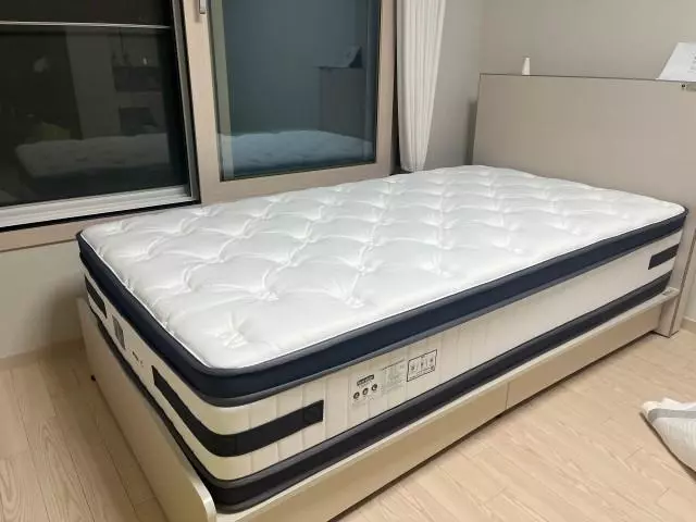 탄탄한데 딱딱하지도 않고 저한테는 딱 좋아요.
프레임 