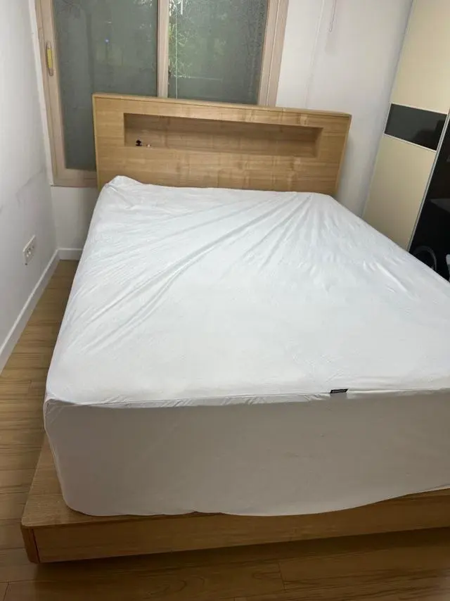 Z7 솔리드 브라운 매트리스를 레즐리 메이플 프레임에올